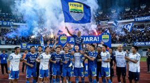 Persib Bandung: Sejarah, Prestasi, Skuad, dan Perjalanan di Liga Indonesia. buatkan gambar