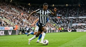 Gaya Bermain Alexander Isak: Perpaduan Kelincahan, Kecepatan, dan Insting Gol