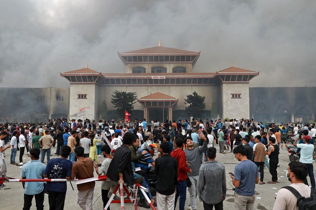 Bencana di Nepal, Serangan di Kyiv, dan Revolusi Televisi Digital: Bagaimana Dunia Terkoneksi