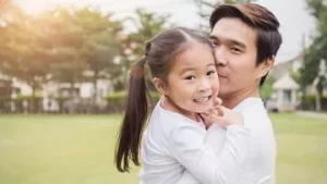 Kapan Ayah Harus Berhenti Mencium Anak Perempuannya? Ini Kata Psikolog