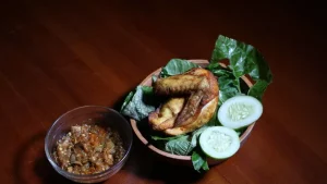 Ayam Goreng Lalapan Renyah Gurih, Cocok untuk Keluarga