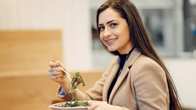 Pegawai Kantoran Bisa Diet Sehat? Ini Strateginya!