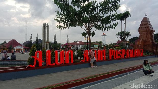 Alun‑Alun Indramayu Rusak Rp100 Juta, Bupati Lucky Hakim Tuntut Tanggung Jawab & Petambak Bawa 3 Karung Koin Protes
