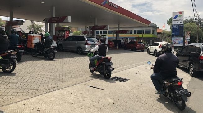 Antrean Panik di SPBU Seluruh Nusantara: Warga Tetap Menggilir Meski Harga BBM Tak Naik