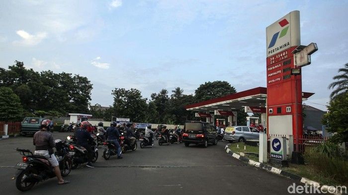 Antrean Panjang di SPBU Seluruh Indonesia Pecah Usai Isu Kenaikan Harga BBM, Pertamina Tegaskan Stok Aman