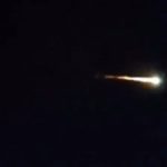 Benda Bercahaya dengan Ekor Panjang Terlihat di Langit Lampung, Diduga Meteor Misterius