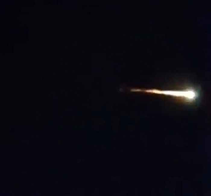 Benda Bercahaya dengan Ekor Panjang Terlihat di Langit Lampung, Diduga Meteor Misterius
