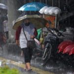 Cuaca Jakarta Hari Ini: Hujan Deras Mengguyur Jaksel & Jaktim, Warga Diminta Siapkan Payung!