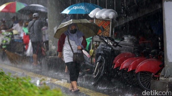 Cuaca Jakarta Hari Ini: Hujan Deras Mengguyur Jaksel & Jaktim, Warga Diminta Siapkan Payung!
