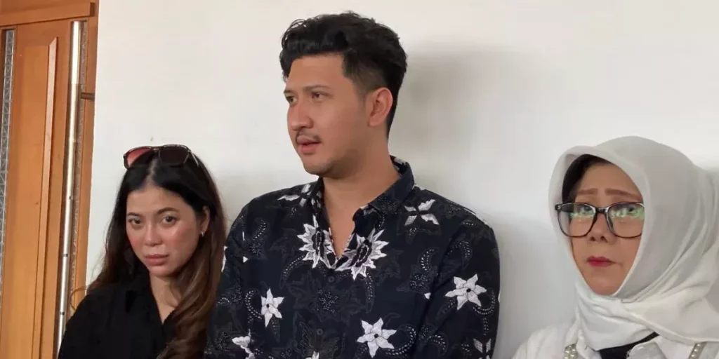Drama Cinta Ammar Zoni: Ibu Angkat Ungkap Kamelia Masih Jadi Kekasih, Meski Rumor Putus Beredar