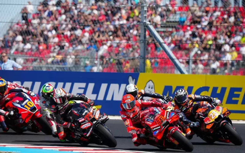 Drama Ibu Menghalau Bising Miring: Momen Humanis yang Mengguncang MotoGP 2026