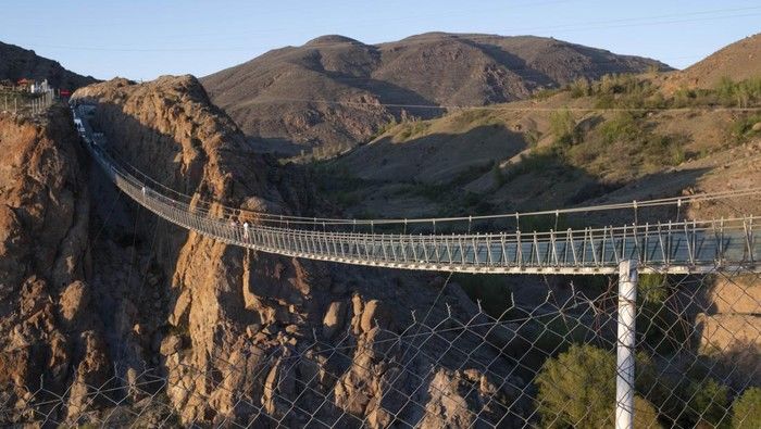 Foto Hancurnya Jembatan Tertinggi di Timur Tengah Ternyata Buatan AI: Klarifikasi Lengkap