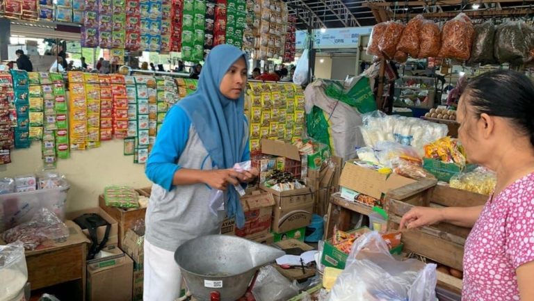 Harga Plastik Melonjak Tajam, Dampak pada Industri Makanan & Minuman dan Upaya Pemerintah