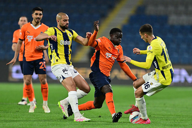 Insiden Peluru Kaca, Gol Spektakuler, dan Persaingan Ketat Fenerbahçe di Puncak Super Lig Turki