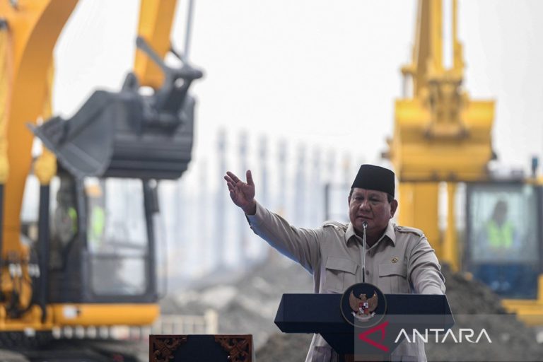 Jokowi Pujikan Keberanian Prabowo: BBM Tetap Stabil di Tengah Gejolak Energi Global
