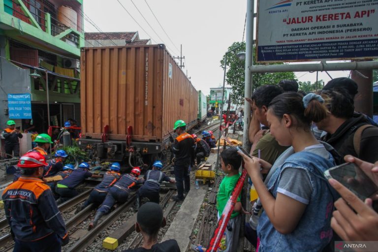 Kereta Anjlok di Surabaya: Ratusan Penumpang Terdampak, KAI Daop 8 Siapkan Respons Cepat