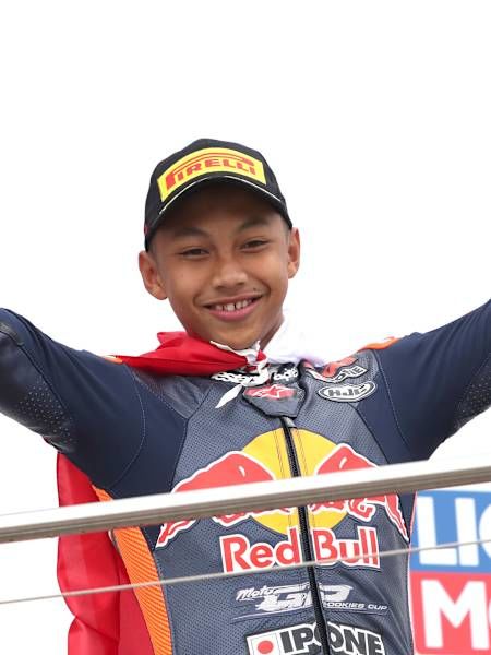 Kiandra Ramadhipa Raih Kemenangan Gemilang di Red Bull Rookies Cup, Didukung Pengalaman Veda Ega & Mario Aji