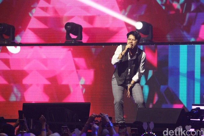 Kolaborasi Epik: Vanessa Zee Akhirnya Bertemu Rony Parulian dan Mengguncang Dunia Musik