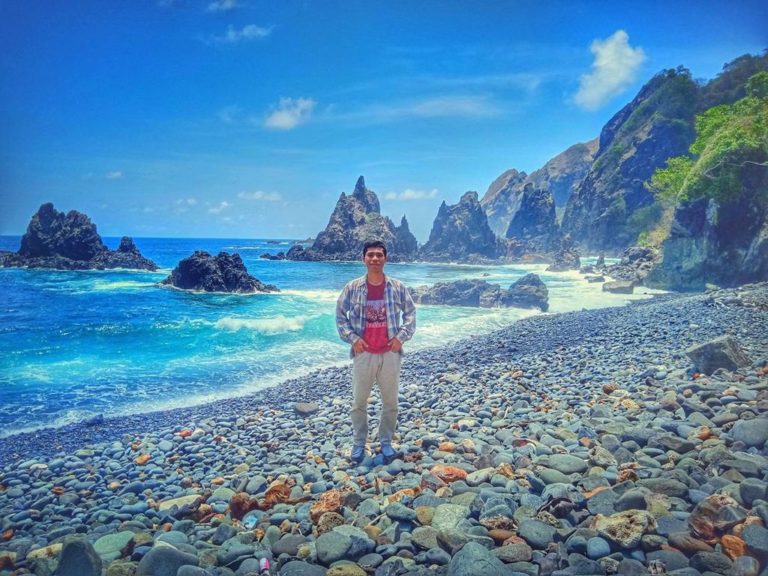 Pantai Pink Lombok Jadi Magnet Baru: Spot Foto Mirip Cover SZA 'SOS' Memukau Wisatawan Internasional