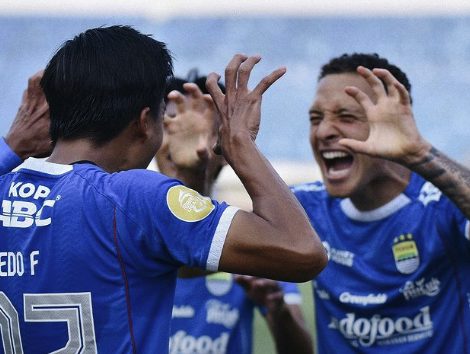Persib Bandung Tancap Puncak Liga 1, Persebaya Terancam Jatuh dari Tiga Besar Setelah Kekalahan di Solo