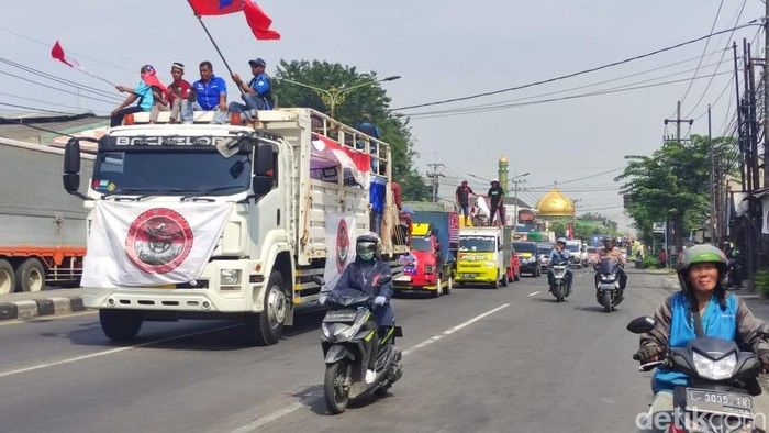 Protes Barcode: Ratusan Sopir Truk Geruduk Kantor Pertamina Surabaya Bawa Keranda Mayat