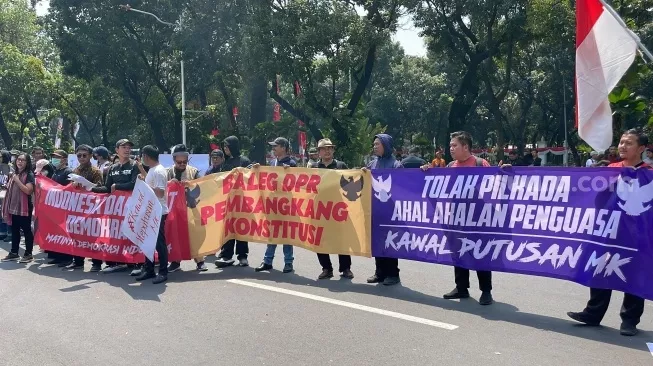 Puluhan Spanduk Dukung Amsal Sitepu di Depan PN Medan, Hingga Putusan Bebas yang Bikin Air Mata Kemenangan