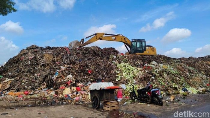 Sampah Menumpuk 6.970 Ton di Pasar Kramat Jati: 33 Truk Dikerahkan, Pramono Tegaskan Imbas Bantar Gebang