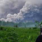 Semeru Mengamuk: Kolom Abu Mencapai 2 km, Awan Panas Menyentuh 4,5 km, Ancaman Lahar Mengintai