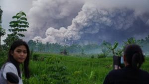 Semeru Mengamuk: Kolom Abu Mencapai 2 km, Awan Panas Menyentuh 4,5 km, Ancaman Lahar Mengintai