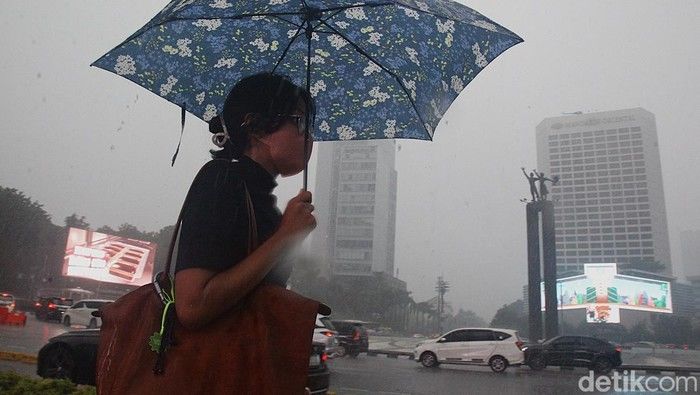 Siapkan Payung! BMKG Prediksi Hujan Sedang Mengguyur Seluruh Jakarta Hari Ini