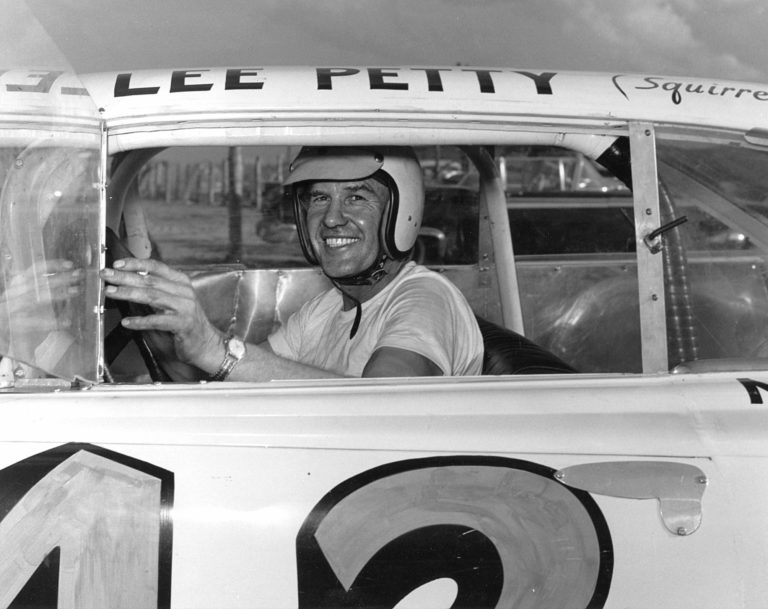Warisan Lee Petty: Dari Jalan Tanah ke Mahkota NASCAR Richard Petty