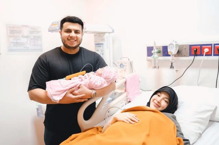 7 Foto Menggemaskan Aisha Fadil Jaidi yang Bikin Netizen Terharu