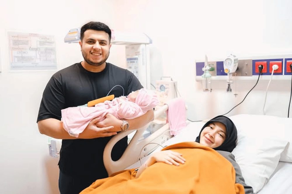 7 Foto Menggemaskan Aisha Fadil Jaidi yang Bikin Netizen Terharu