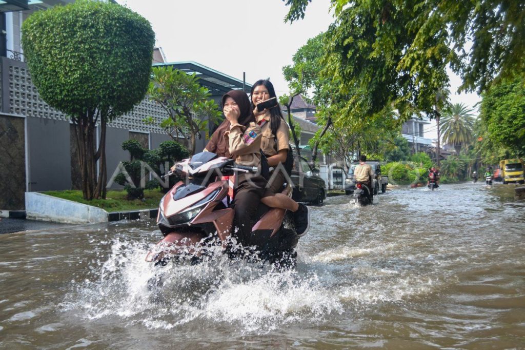 Banjir Jakarta Merendam Rumah, Kebon Jeruk & Kebon Pala Terdampak Air 1-2 Meter