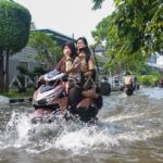 Banjir Jakarta Merendam Rumah, Kebon Jeruk & Kebon Pala Terdampak Air 1-2 Meter