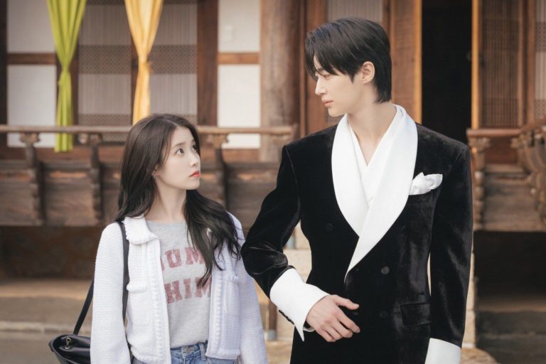 Byeon Woo Seok dan IU Minta Maaf Atas Kontroversi Perfect Crown