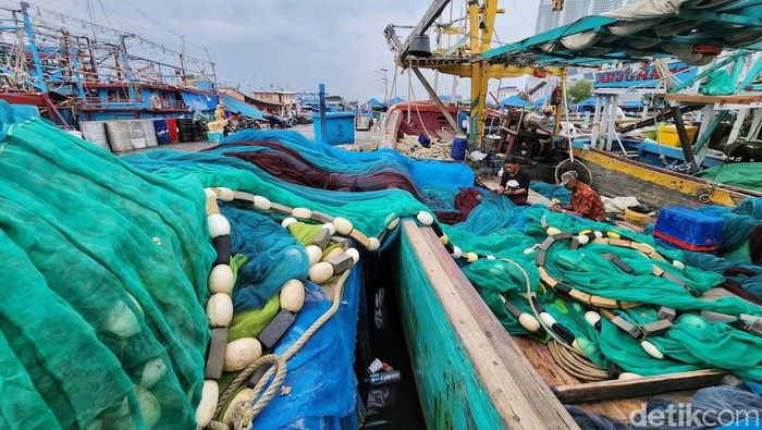 Harga Solar Melambung, Ratusan Nelayan Muara Angke Terpaksa Gantung Jaring