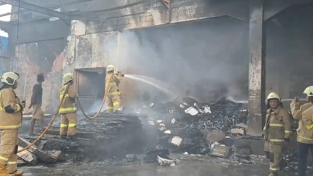 Kebakaran Metro Sport Center: 5 Korban Luka, Kerugian Miliaran, dan Penyebab Masih Misterius
