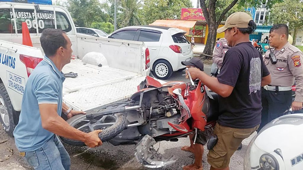 Lawan Arus Fatal: Pengendara Motor Tewas Ditabrak Truk di Jalan Soekarno Hatta Pekanbaru