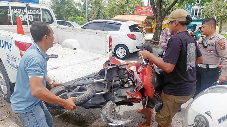 Lawan Arus Fatal: Pengendara Motor Tewas Ditabrak Truk di Jalan Soekarno Hatta Pekanbaru