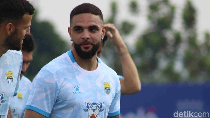 Layvin Kurzawa Bantu Persib Kembali ke Puncak: Bojan Hodak Puji Pemain Top Liga Champions
