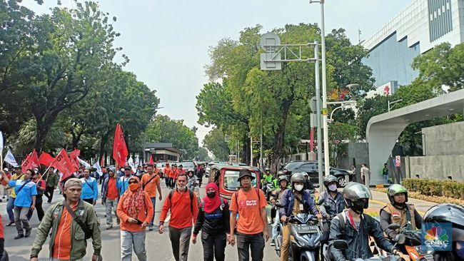 Macet Parah! Ratusan Buruh Terkunci di Monas Usai May Day 2026 Karena Bus Terlambat