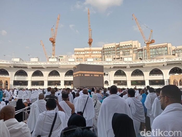 Momen Mengharukan: Jemaah Haji Indonesia Sambut Jumat Pertama di Masjidil Haram