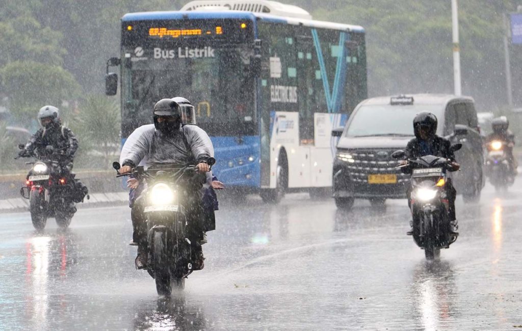 Ramalan Cuaca Terbaru: Hujan Ringan di Jabodetabek, Badai Sedang di Sumut, dan Cerah di Surabaya!