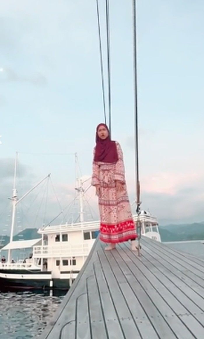 Ria Ricis Guncang Media: Nyebur Ciliwung Tangkap Ikan Sapu-sapu, 10 Foto Menggemparkan