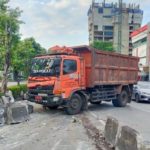 Truk Rem Blong Tabrak Separator Busway di Turunan Slipi, Mengguncang Lalu Lintas Jakarta