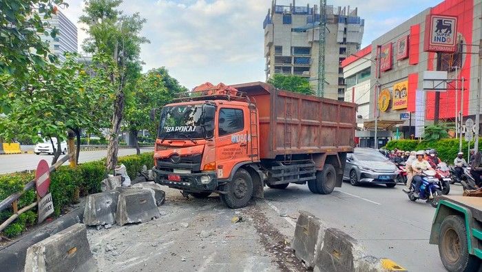 Truk Rem Blong Tabrak Separator Busway di Turunan Slipi, Mengguncang Lalu Lintas Jakarta