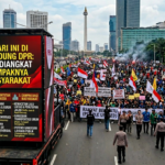 # Demo Hari Ini di Depan Gedung DPR: Isu yang Diangkat dan Dampaknya bagi Masyarakat ## Demo Hari Ini di DPR Kembali Menjadi Sorotan Publik Demo hari ini di depan Gedung DPR kembali menarik perhatian masyarakat karena lokasi tersebut merupakan pusat pengambilan keputusan politik di Indonesia. Setiap kali aksi unjuk rasa terjadi di kawasan ini, publik biasanya langsung menyoroti isu yang diangkat, jumlah massa yang hadir, serta dampaknya terhadap aktivitas di sekitar Senayan dan jalan-jalan utama Jakarta. Gedung DPR bukan hanya simbol lembaga legislatif, tetapi juga menjadi titik strategis bagi berbagai kelompok masyarakat untuk menyampaikan aspirasi. Mulai dari mahasiswa, buruh, organisasi masyarakat sipil, hingga komunitas tertentu, sering menjadikan lokasi ini sebagai pusat aksi demonstrasi. Artikel ini akan membahas secara lengkap mengenai demo hari ini di depan Gedung DPR, isu-isu yang diangkat, kronologi umum aksi, serta dampaknya terhadap masyarakat dan lalu lintas ibu kota. --- ## Mengapa Gedung DPR Sering Jadi Lokasi Demo? Gedung DPR RI sering menjadi pusat demonstrasi karena memiliki peran penting dalam proses pembuatan undang-undang dan pengawasan pemerintah. Beberapa alasan utama lokasi ini sering dipilih antara lain: * Merupakan pusat legislasi nasional. * Tempat pembahasan kebijakan publik. * Simbol representasi rakyat. * Lokasi strategis di Jakarta. * Mudah diakses oleh massa dari berbagai daerah. Karena itu, banyak kelompok masyarakat merasa bahwa menyampaikan aspirasi langsung di depan Gedung DPR adalah cara paling efektif untuk menarik perhatian pembuat kebijakan. --- ## Isu yang Diangkat dalam Demo Hari Ini di DPR Setiap demonstrasi memiliki latar belakang isu yang berbeda. Dalam demo hari ini di depan Gedung DPR, beberapa isu yang biasanya menjadi fokus utama antara lain: ### 1. Kebijakan Pemerintah yang Kontroversial Salah satu isu paling sering diangkat adalah kebijakan yang dianggap merugikan masyarakat. Contohnya: * Revisi undang-undang tertentu. * Kebijakan ekonomi nasional. * Regulasi ketenagakerjaan. * Kebijakan pendidikan dan kesehatan. Massa aksi biasanya menuntut agar kebijakan tersebut ditinjau ulang atau dibatalkan. --- ### 2. Kesejahteraan Buruh dan Pekerja Kelompok buruh sering menggelar aksi di depan DPR untuk menyuarakan: * Kenaikan upah minimum. * Jaminan sosial ketenagakerjaan. * Kepastian status kerja. * Perlindungan hak pekerja. Isu ini selalu menjadi salah satu agenda utama dalam demonstrasi besar di Indonesia. --- ### 3. Isu Pendidikan Nasional Mahasiswa dan pelajar sering membawa isu pendidikan ke depan DPR. Tuntutan yang sering muncul antara lain: * Biaya pendidikan yang terjangkau. * Pemerataan akses pendidikan. * Perbaikan sistem beasiswa. * Transparansi kebijakan pendidikan. --- ### 4. Penegakan Hukum dan Anti-Korupsi Isu hukum juga sering menjadi pemicu aksi demonstrasi. Massa biasanya menuntut: * Penegakan hukum yang adil. * Transparansi kasus korupsi. * Reformasi lembaga hukum. * Pengawasan terhadap aparat penegak hukum. --- ## Kronologi Umum Demo Hari Ini di DPR Walaupun setiap aksi memiliki detail yang berbeda, secara umum kronologi demonstrasi di depan DPR biasanya mengikuti pola berikut. ### Tahap Persiapan Sebelum aksi dimulai, para peserta biasanya melakukan: * Konsolidasi massa. * Penyusunan tuntutan. * Koordinasi antar kelompok. * Pemberitahuan kepada pihak berwenang. Tahap ini penting untuk memastikan aksi berjalan terarah. --- ### Pergerakan Massa ke Lokasi Pada hari pelaksanaan, massa mulai bergerak menuju Gedung DPR dari berbagai titik kumpul. Biasanya peserta datang dari: * Kampus. * Serikat buruh. * Organisasi masyarakat. * Daerah sekitar Jabodetabek. --- ### Penyampaian Aspirasi Di depan Gedung DPR, peserta menyampaikan tuntutan melalui: * Orasi terbuka. * Spanduk dan poster. * Pembacaan pernyataan sikap. * Aksi simbolik. Pada tahap ini, inti dari demonstrasi berlangsung. --- ### Respons dari Perwakilan DPR Dalam beberapa kasus, perwakilan anggota DPR menerima perwakilan massa untuk berdialog. Isi pembahasan biasanya mencakup: * Tuntutan utama demonstran. * Klarifikasi kebijakan. * Komitmen tindak lanjut. --- ### Penutupan Aksi Jika berjalan damai, demonstrasi biasanya ditutup dengan tertib dan massa membubarkan diri secara bertahap. --- ## Dampak Demo di Depan Gedung DPR bagi Jakarta ### 1. Dampak Lalu Lintas Salah satu dampak paling terlihat adalah gangguan lalu lintas di kawasan Senayan. Biasanya terjadi: * Pengalihan arus kendaraan. * Kepadatan di jalan alternatif. * Penutupan sementara akses tertentu. Jalan seperti Gatot Subroto dan sekitarnya sering terdampak. --- ### 2. Aktivitas Publik Terganggu Beberapa aktivitas masyarakat juga ikut terdampak, seperti: * Perkantoran di sekitar lokasi. * Transportasi umum. * Kegiatan bisnis. Namun, dampak ini biasanya bersifat sementara. --- ### 3. Peningkatan Keamanan Karena Gedung DPR merupakan objek vital, pengamanan biasanya diperketat selama aksi berlangsung. Aparat ditempatkan di: * Pintu masuk DPR. * Jalan utama sekitar lokasi. * Titik kumpul massa. --- ## Peran Aparat dalam Mengawal Demo Hari Ini di DPR Aparat keamanan memiliki tugas penting dalam menjaga ketertiban selama aksi berlangsung. ### Pengamanan Lokasi Petugas menjaga area sekitar DPR agar tetap aman bagi peserta aksi maupun masyarakat umum. --- ### Pengaturan Massa Aparat bekerja sama dengan koordinator lapangan untuk mengatur jalannya aksi agar tetap tertib. --- ### Pengaturan Lalu Lintas Rekayasa lalu lintas dilakukan untuk mengurangi kemacetan di sekitar lokasi demonstrasi. --- ### Pendekatan Humanis Dalam banyak kasus, pendekatan dialog lebih diutamakan untuk mencegah konflik. --- ## Respons Pemerintah terhadap Demo di DPR ### Menampung Aspirasi Perwakilan DPR biasanya menerima aspirasi langsung dari peserta aksi. --- ### Klarifikasi Kebijakan Pemerintah atau DPR dapat memberikan penjelasan terkait kebijakan yang dipersoalkan. --- ### Evaluasi Regulasi Beberapa demonstrasi dapat mendorong evaluasi atau revisi kebijakan tertentu. --- ### Komitmen Dialog Dialog berkelanjutan sering menjadi langkah untuk mencari solusi bersama. --- ## Dampak Positif Demo di Depan DPR ### 1. Saluran Aspirasi Terbuka Masyarakat dapat langsung menyampaikan pendapat kepada pembuat kebijakan. --- ### 2. Penguatan Demokrasi Partisipasi publik menjadi bukti bahwa demokrasi berjalan aktif. --- ### 3. Kontrol Sosial Demonstrasi berfungsi sebagai pengawasan terhadap kebijakan pemerintah. --- ## Dampak Negatif Demo di DPR ### 1. Kemacetan Parah Kawasan Senayan sering mengalami kepadatan kendaraan. --- ### 2. Gangguan Aktivitas Kantor Perkantoran di sekitar lokasi bisa mengalami penyesuaian aktivitas. --- ### 3. Potensi Ketegangan Jika tidak terkendali, situasi bisa menimbulkan ketegangan di lapangan. --- ## Cara Masyarakat Menyikapi Demo Hari Ini di DPR Agar tidak terganggu aktivitasnya, masyarakat dapat melakukan beberapa langkah berikut: * Memantau informasi dari media terpercaya. * Menghindari kawasan Senayan jika tidak perlu. * Menggunakan rute alternatif. * Berangkat lebih awal. * Mengikuti arahan petugas lalu lintas. --- ## Demo di Era Digital: Aksi Tidak Hanya di Jalan Perkembangan teknologi membuat penyampaian aspirasi semakin luas. Kini demonstrasi juga dilakukan melalui: * Media sosial. * Petisi online. * Kampanye digital. * Diskusi publik virtual. Namun aksi di depan DPR tetap menjadi simbol kuat penyampaian aspirasi rakyat. --- ## Kesimpulan Demo hari ini di depan Gedung DPR menunjukkan bahwa ruang demokrasi di Indonesia masih aktif dan terbuka. Berbagai isu seperti kebijakan pemerintah, kesejahteraan buruh, pendidikan, dan penegakan hukum menjadi alasan utama masyarakat turun ke jalan. Meskipun dapat menimbulkan dampak seperti kemacetan dan gangguan aktivitas publik, demonstrasi tetap menjadi bagian penting dari mekanisme kontrol sosial dalam sistem demokrasi. Dengan pengelolaan yang baik antara peserta aksi, aparat keamanan, dan pemerintah, demonstrasi dapat berlangsung damai dan tetap memberikan manfaat bagi masyarakat luas. Pada akhirnya, demo di depan DPR bukan hanya tentang aksi di jalan, tetapi juga tentang suara rakyat yang ingin didengar dalam proses pengambilan keputusan negara.