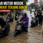 Belasan Motor Mogok Akibat Nekat Terjang Banjir di Bandar Lampung