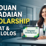 Mahasiswa tersenyum memegang laptop dengan notifikasi sukses di portal pendaftaran Pegadaian Scholarship 2026.